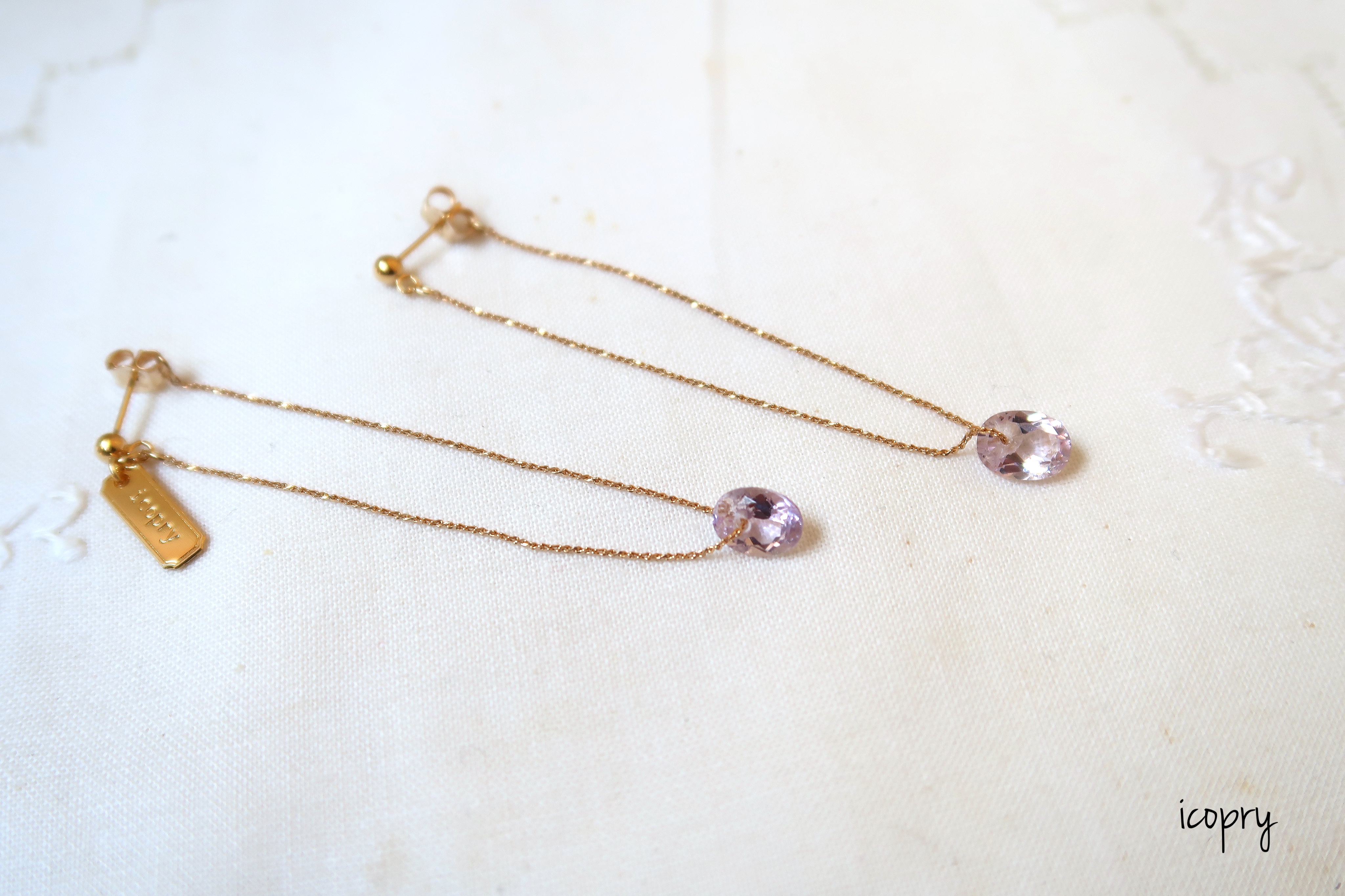 - branco -  揺れるピアス